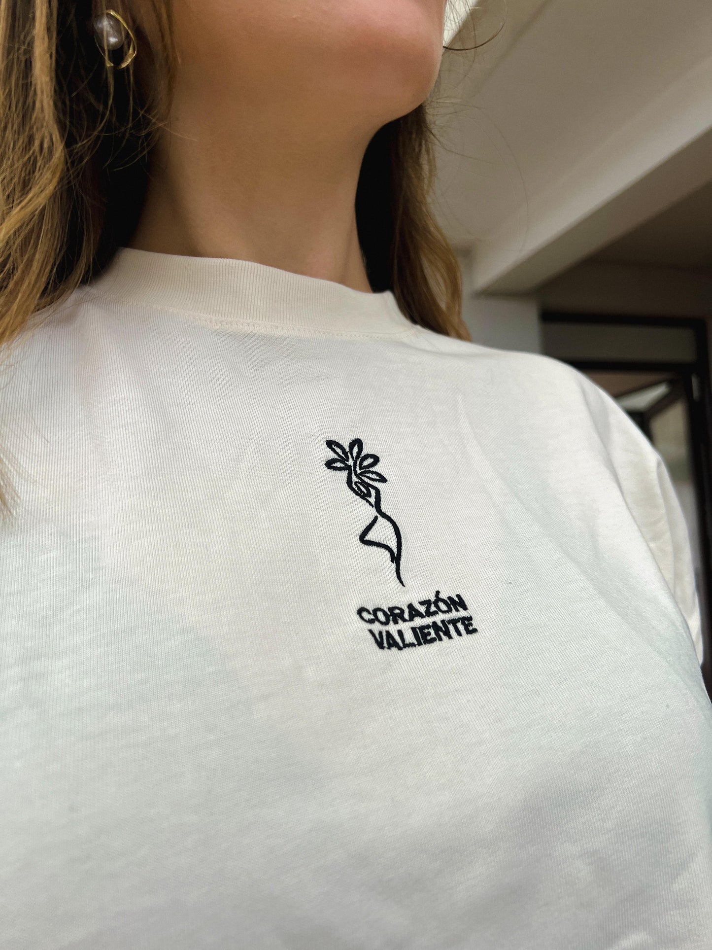Cropped muscle tee- “Ellas Inspiran – Corazón Valiente”