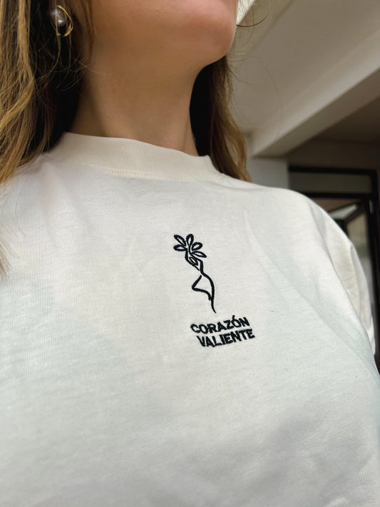Cropped muscle tee- “Ellas Inspiran – Corazón Valiente”