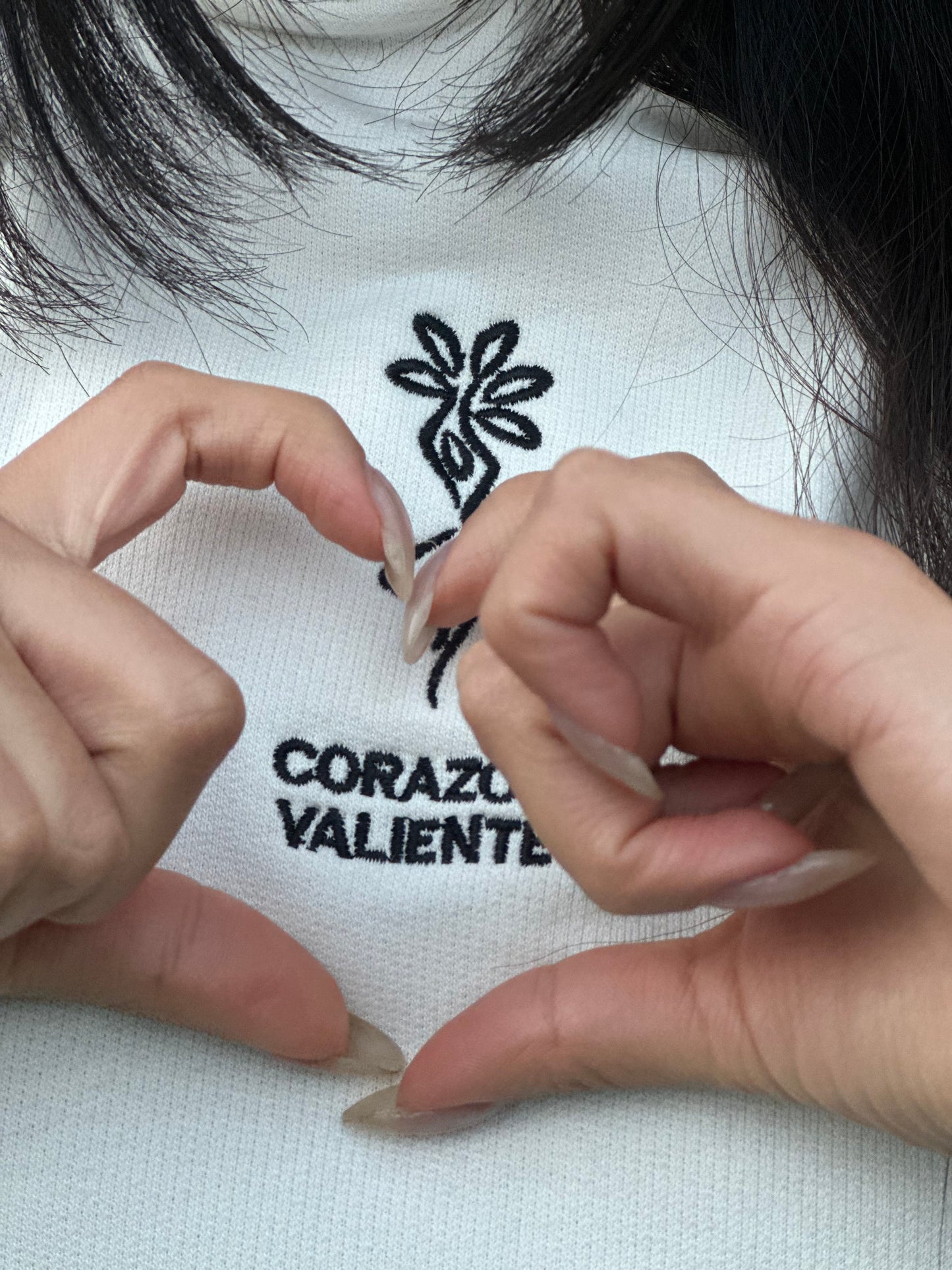 Hoodie Básico Premium – Ellas Inspira: Corazón Valiente